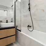 Modern Air-conditioned With Parking And Balcony By Renters * Varsóvia