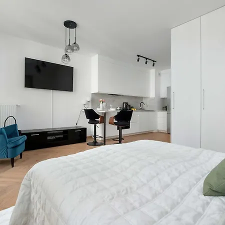 Modern Air-conditioned With Parking And Balcony By Renters Warsaw