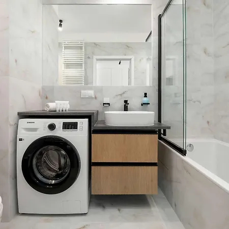 Modern Air-conditioned With Parking And Balcony By Renters