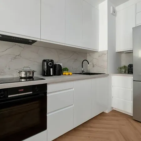 Modern Air-conditioned With Parking And Balcony By Renters Apartment Warsaw