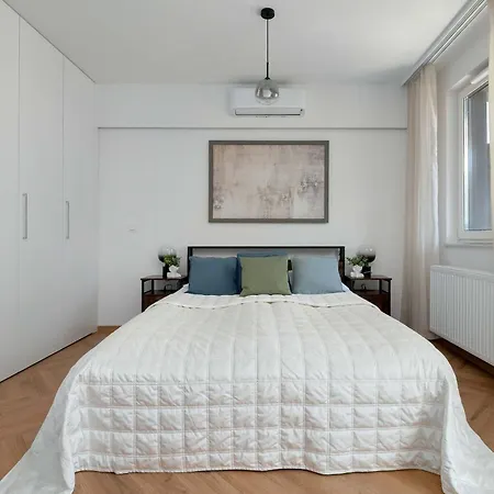 Modern Air-conditioned With Parking And Balcony By Renters Varsovia